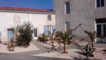 Suite Tradition, salle de bain privée, vue jardin (La Seudre) | Terrasse/Patio