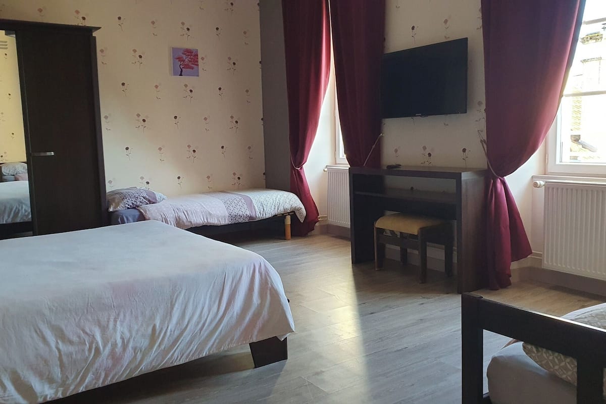 Habitación familiar, baño privado, en la zona del jardín (La Gémoze - free parking) | 1 dormitorio, ropa de cama de alta calidad, escritorio y cortinas opacas