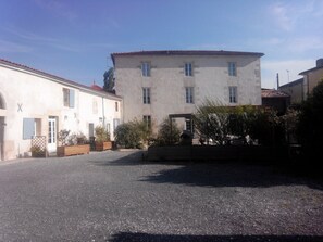 Free parking nearby, limited parking - Chambre d'Hôtes Le Clos de Gémozac (Gémozac)