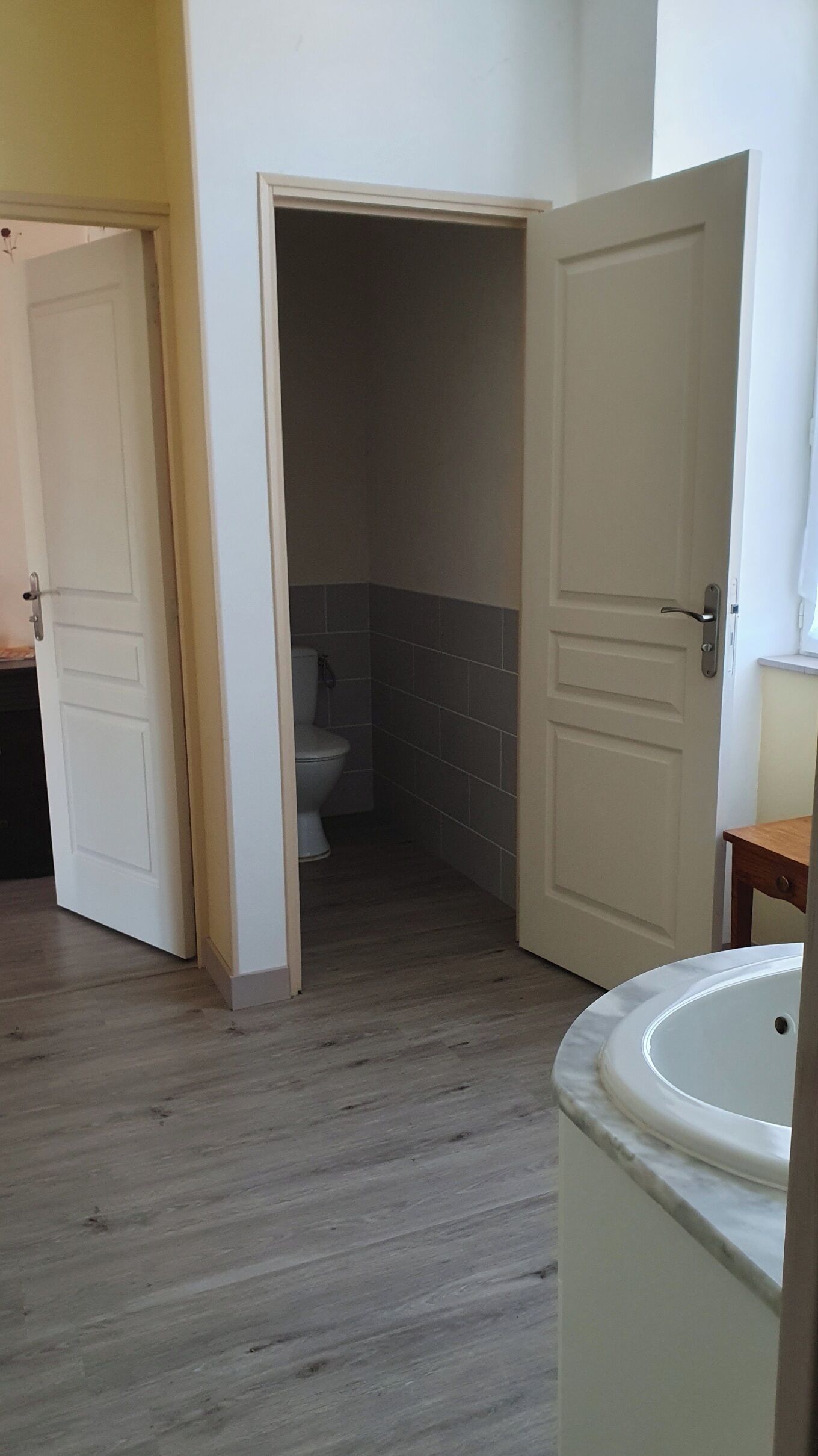 Een badkamer met toilet, wastafel en bad.