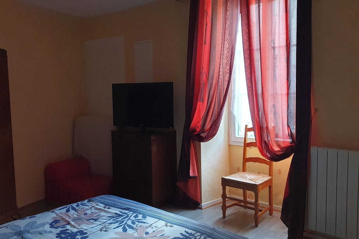 Suite tradicional, terraza, vistas al jardín (La Seudre - free parking) | 1 dormitorio, ropa de cama de alta calidad, escritorio y cortinas opacas