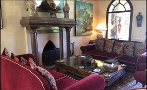 Villa | Aire de séjour | Téléviseur à écran plat, foyer