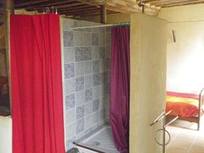 Eenvoudige cottage, 1 slaapkamer | Badkamer met douche