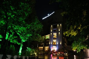 A hotel with a sign reading "Grand Tamanna Hotel" at night. - Grand Tamanna Hotel Hinjawadi Pune (Paud)