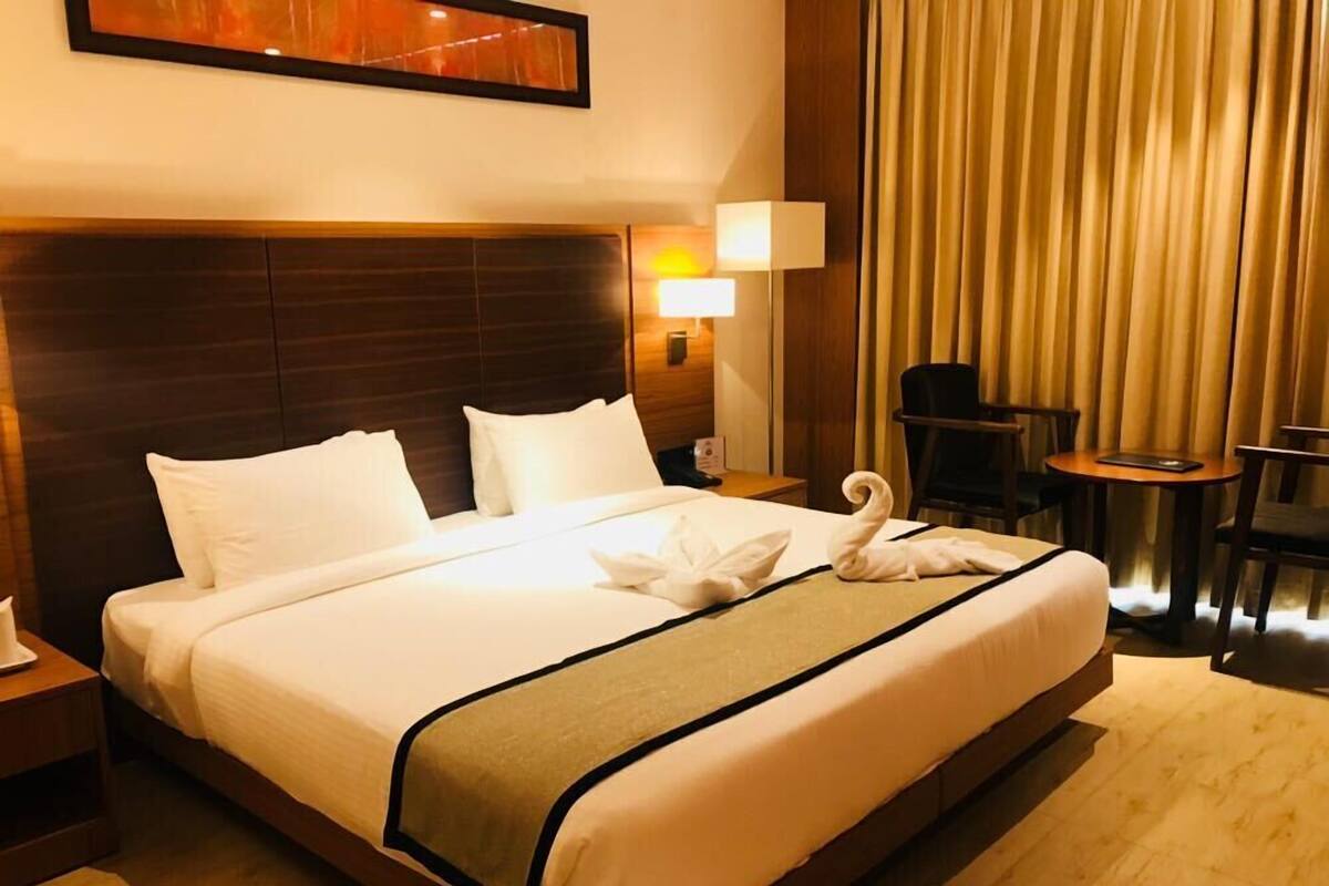 Seprai katun Mesir, seprai premium, minibar, dan brankas