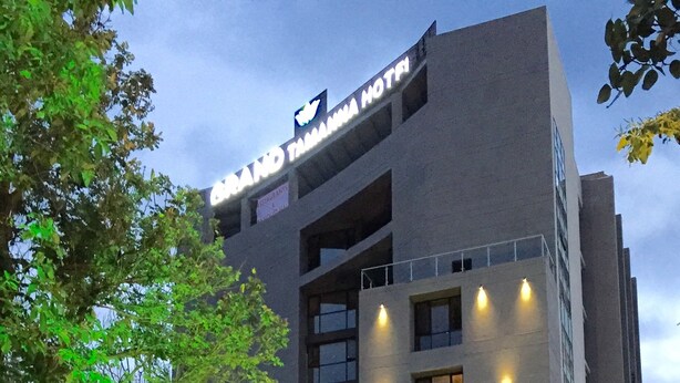 Un edificio de hotel moderno con un letrero llamativo en la parte superior.