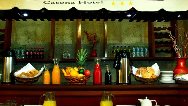 Montestructo Casona Hotel: mesa de desayuno buffet con diversos alimentos, bebidas y condimentos.