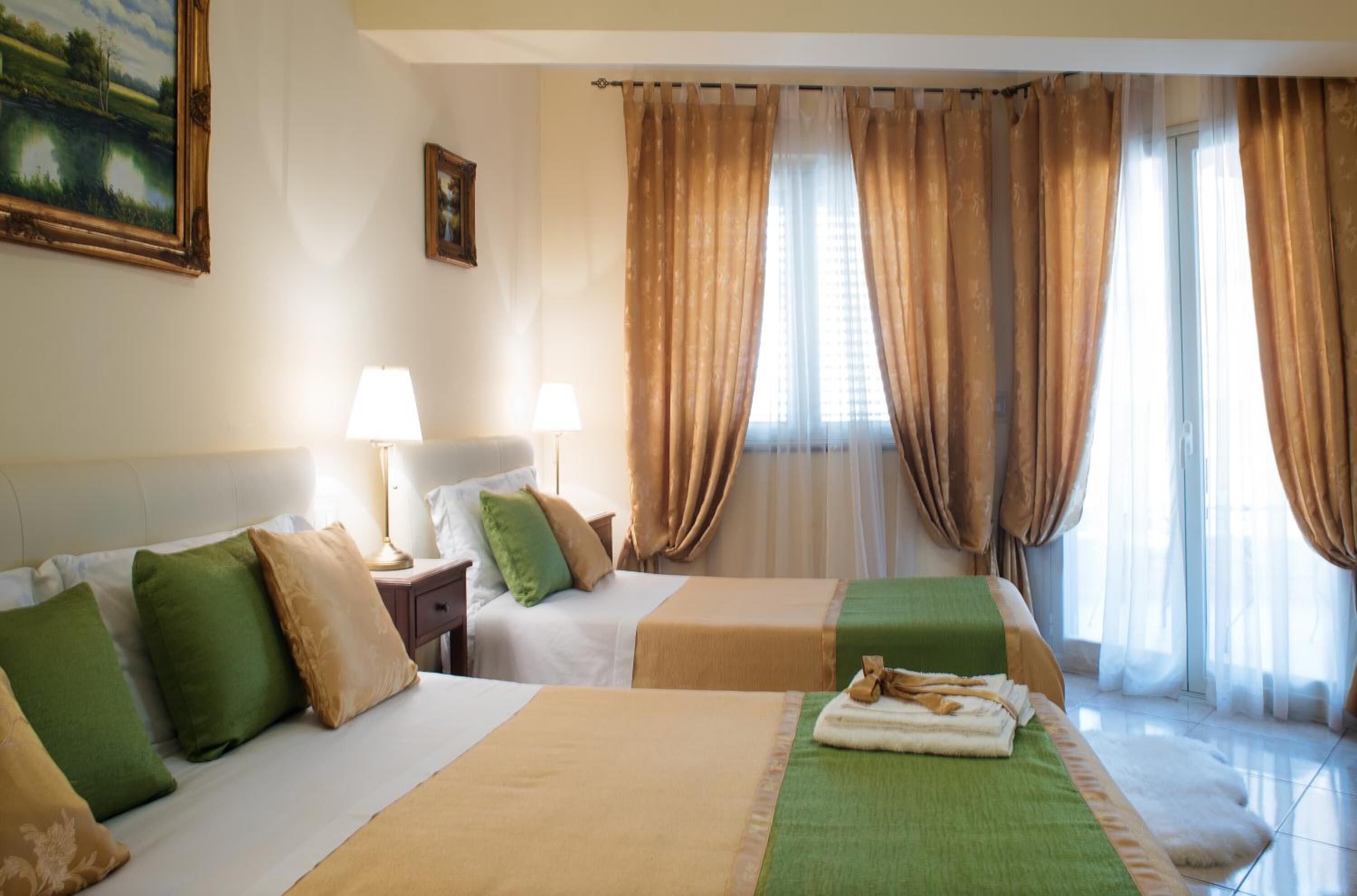 Skrivebord, lydisolert, wi-fi (inkludert) og sengetøy