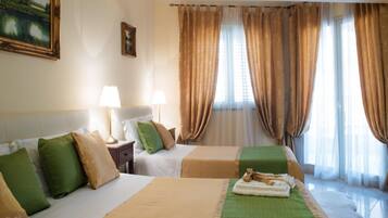 Desk, soundproofing, free WiFi, bed sheets