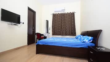 3 bedrooms, individually furnished, desk, laptop workspace