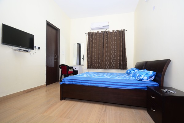 3 bedrooms, desk, laptop workspace, blackout drapes