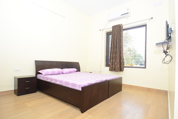 3 bedrooms, individually furnished, desk, laptop workspace