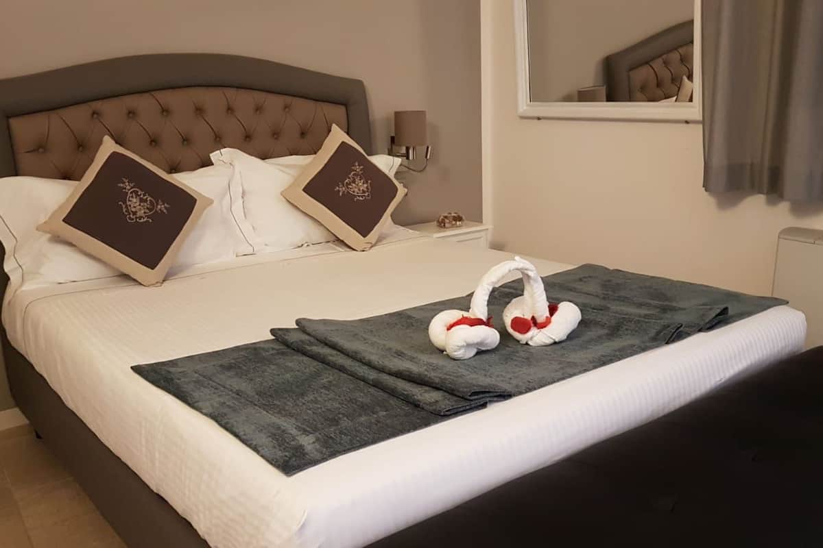 Suite, bañera de hidromasaje | Caja fuerte, escritorio, sistema de insonorización y wifi gratis