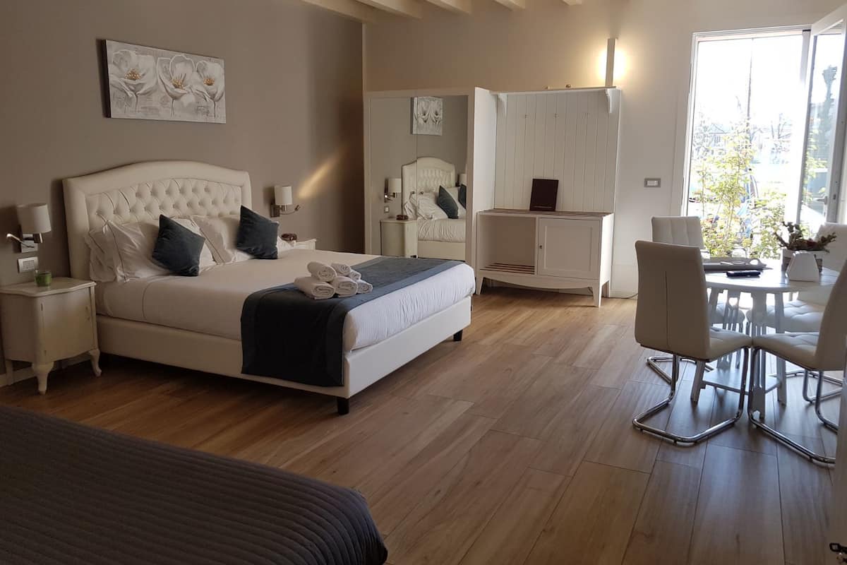 Habitación cuádruple | Caja fuerte, escritorio, sistema de insonorización y wifi gratis