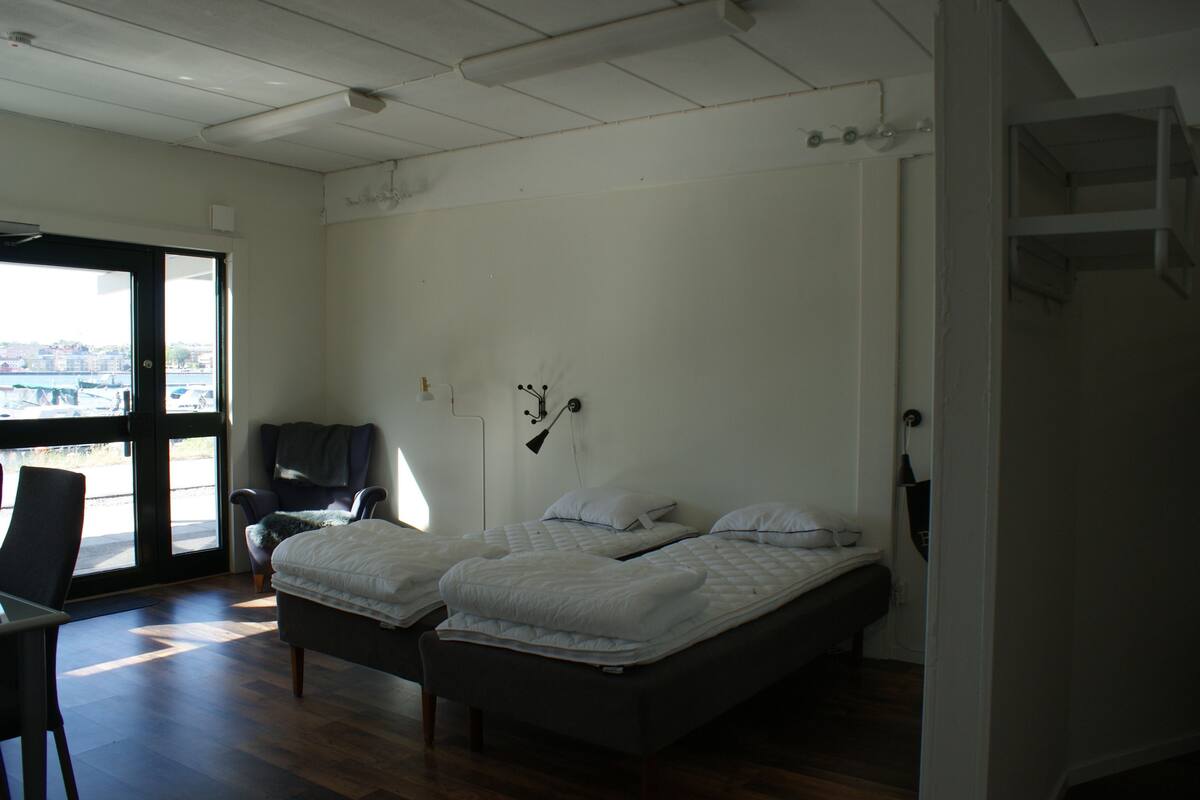 Shared apartment  1 Bedroom, Kitchenette (private WC/separate shower) | Area keluarga
