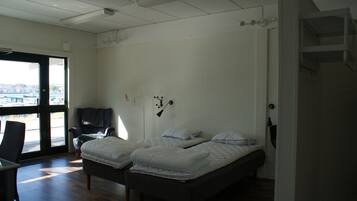 Shared apartment  1 Bedroom, Kitchenette (private WC/separate shower) | Area keluarga