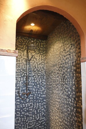 Classic Triple Room, 1 Bedroom | Individually decorated, individually furnished, desk, bed sheets - A Casa di Babbo (Tomino)