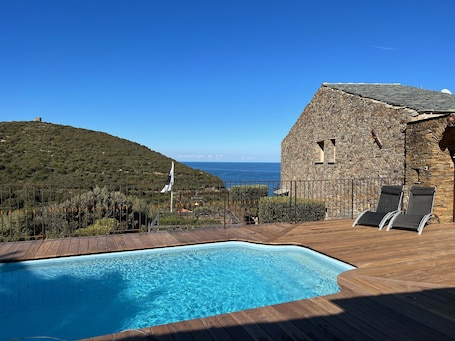 室外游泳池,日光浴躺椅. 巴波家庭旅馆