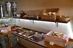 Free daily buffet breakfast  - A Casa di Babbo (Tomino)
