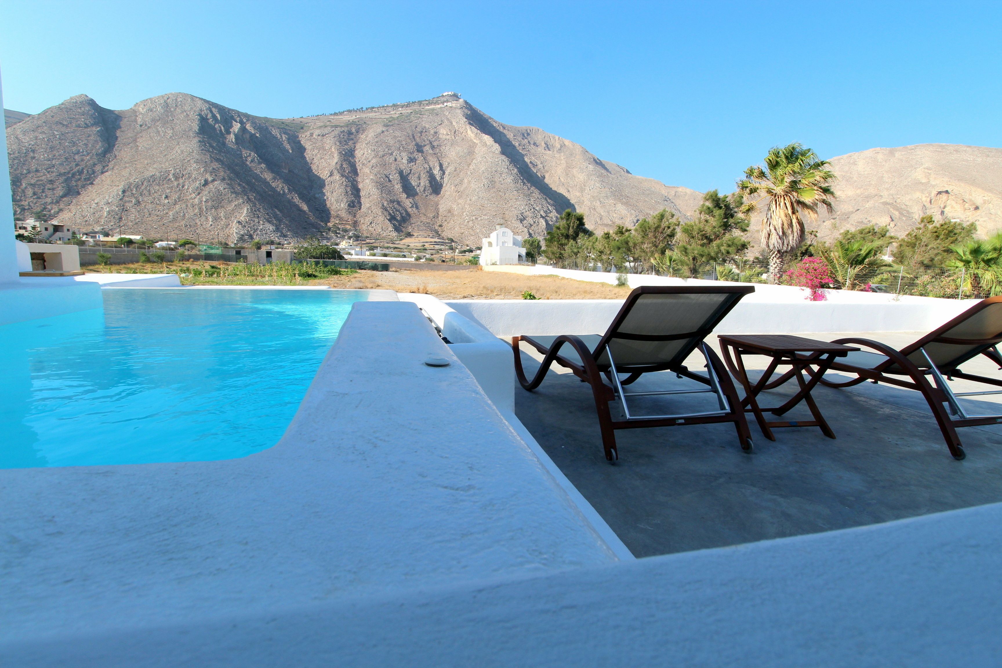 seasonal outdoor pool, pool loungers