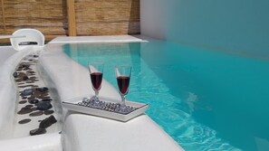Seasonal outdoor pool, pool loungers - Filira Suites (Santorini)