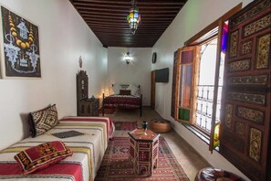 Premium bedding, in-room safe, individually decorated, travel crib - Riad Sanaa Rose (Fes)