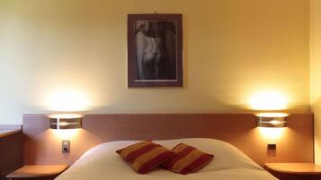 Kamer, 1 twee- of 2 eenpersoonsbedden (Contemporary) | Badkamer | Gratis toiletartikelen, een haardroger, handdoeken