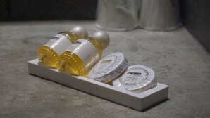 Eine Präsentation von Touch Classic Gentle Soap und einer weißen Schachtel mit Touch Classic Body Wash.