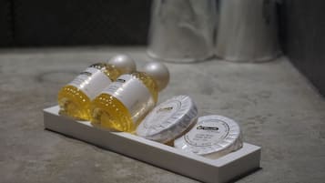 Double or Twin Room (Contemporary) | Bathroom | Free toiletries, hair dryer, towels