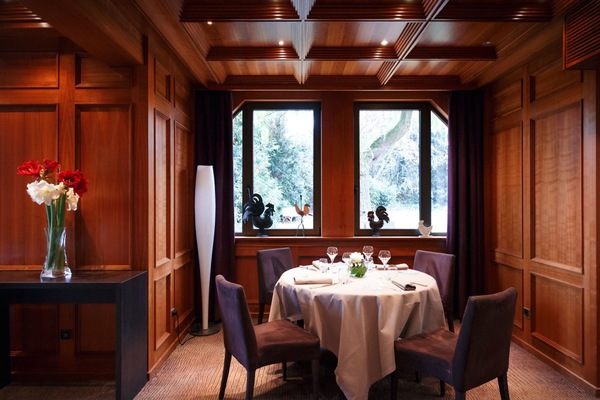 2 restaurants, serveren lunch