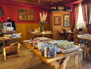 Daily buffet breakfast (EUR 12 per person) - Hostellerie du Rosenmeer (Rosheim)
