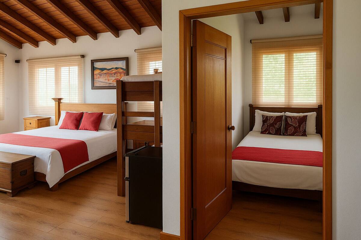 Une chambre d’hôtel avec deux lits, un plancher en bois et un plafond en bois.