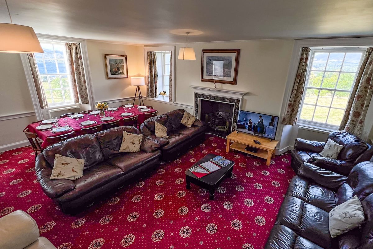 Appartamento, 5 camere da letto (Old West Wing) | Area soggiorno | TV