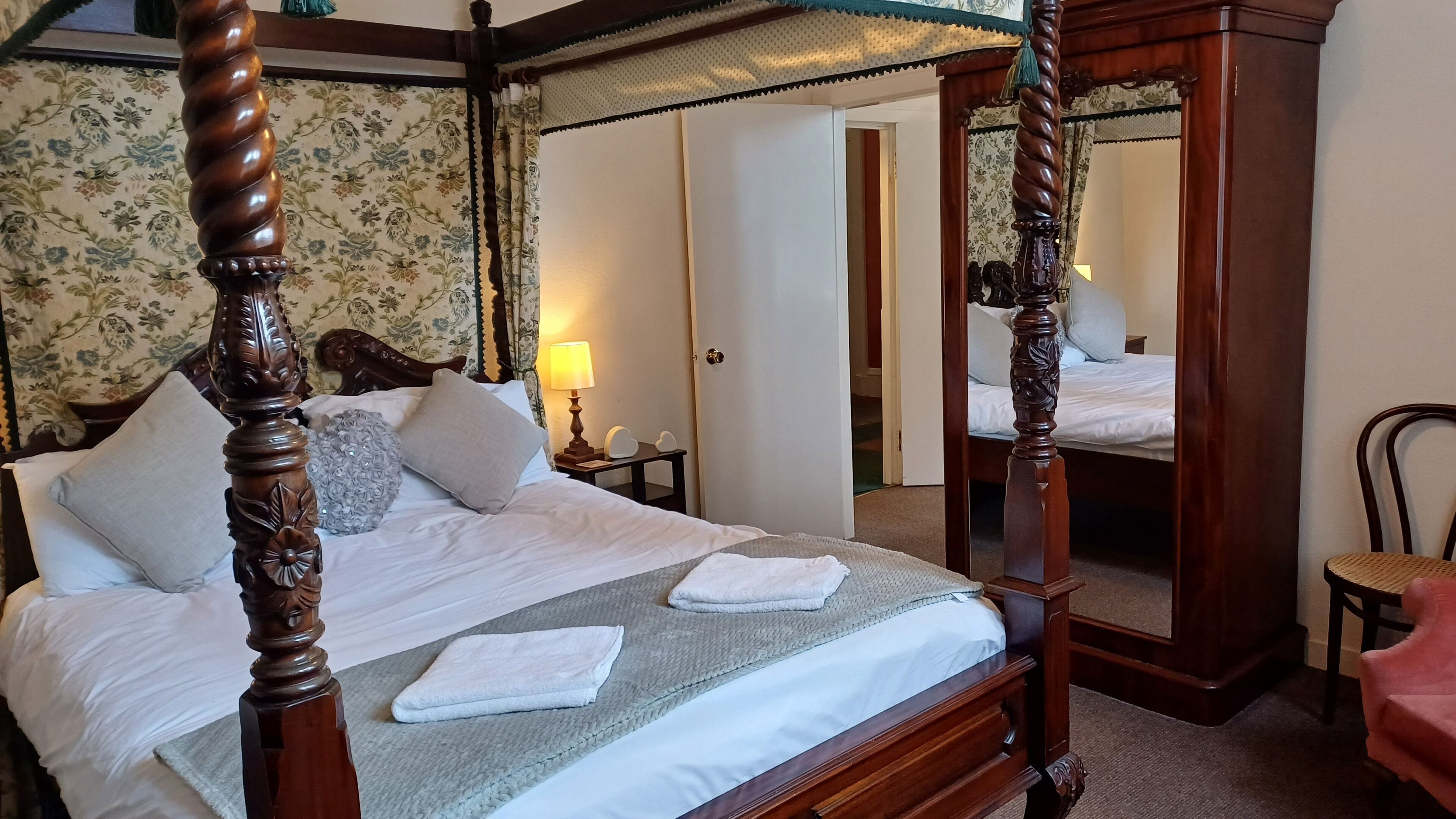 Apartment, 1 Schlafzimmer, Erdgeschoss (Study - Four Poster Bed) | 1 Schlafzimmer, Bügeleisen/Bügelbrett, Bettwäsche