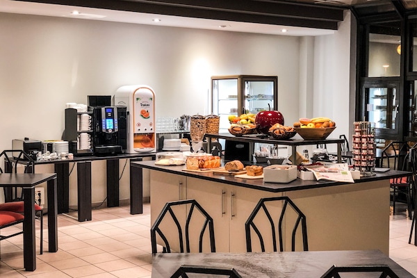 Desayuno continental diario (EUR 14 por persona)