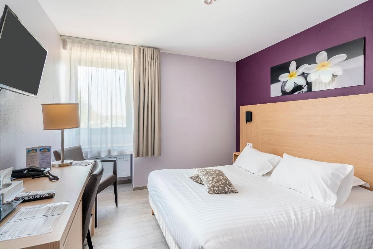 Comfort Double Room, 1 Queen Bed, Non Smoking | In-room safe, desk, laptop workspace, blackout curtains