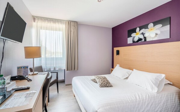 Comfort Double Room, 1 Queen Bed, Non Smoking | In-room safe, desk, laptop workspace, blackout drapes