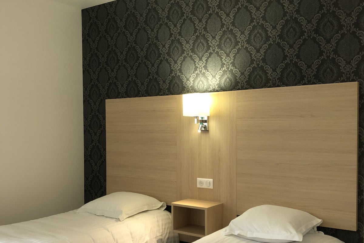 Standard Twin Room | In-room safe, desk, laptop workspace, blackout curtains