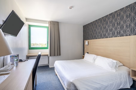 Standard Double Room | In-room safe, desk, laptop workspace, blackout drapes. Cit' Hôtel la Pyramide
