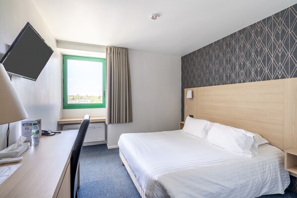 標準雙人房 | 客房內保險箱、書桌、筆電工作空間、遮光布/窗簾