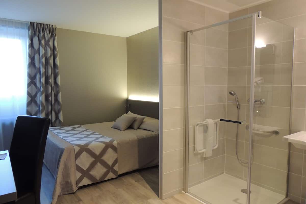 Double Room | In-room safe, desk, laptop workspace, blackout curtains