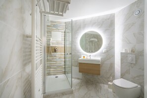 Superior Double Room | Bathroom | Combined shower/tub, free toiletries, hair dryer, towels