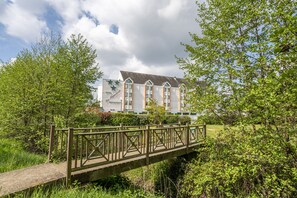 A building with a traditional architectural style, featuring a prominent entrance and a series of windows. - Cit' Hôtel la Pyramide (Romorantin-Lanthenay)