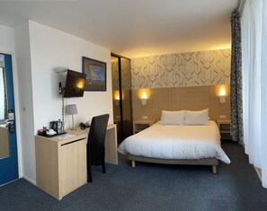 高級雙人房 | 客房內保險箱、書桌、筆電工作空間、遮光布/窗簾