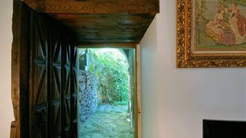 Una puerta de madera rústica que da a un camino de piedra.