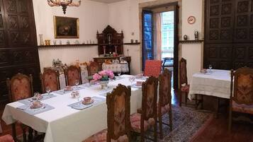 Desayuno bufé gratuito y diario