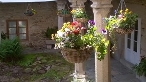 Ein Steingebäude mit hängenden Blumenkörben.