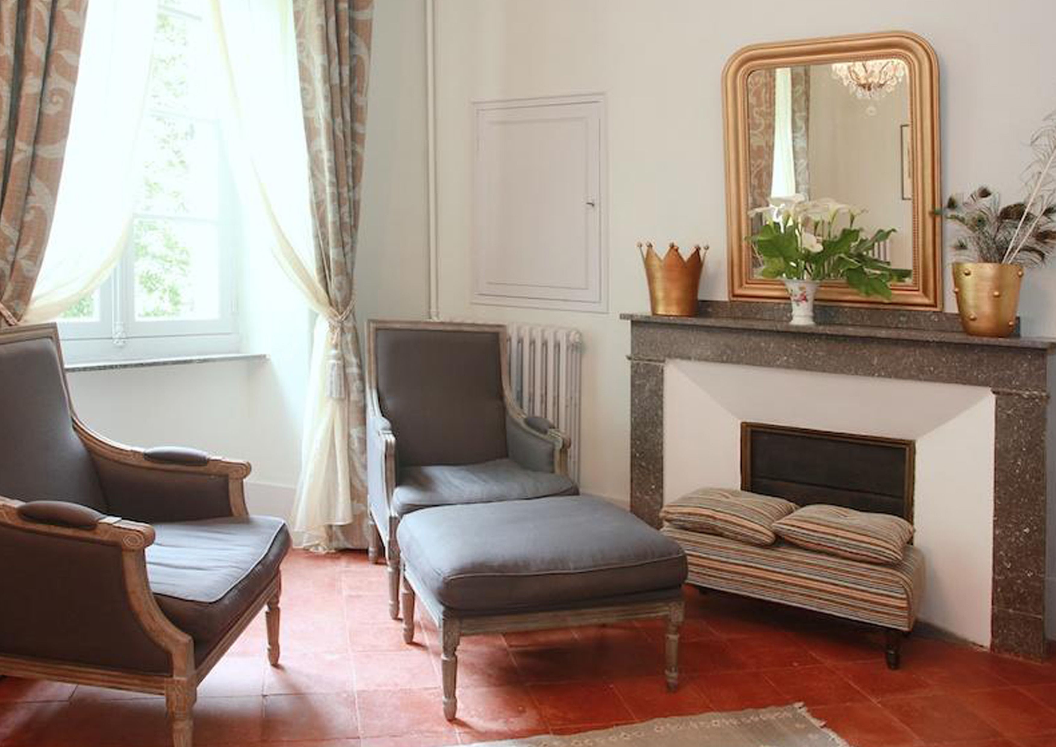 Room Canal du Midi | Premium bedding, desk, soundproofing, iron/ironing board