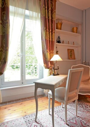 Room Montagne Noire | Premium bedding, desk, soundproofing, iron/ironing board - Château de La Prade (Bram)