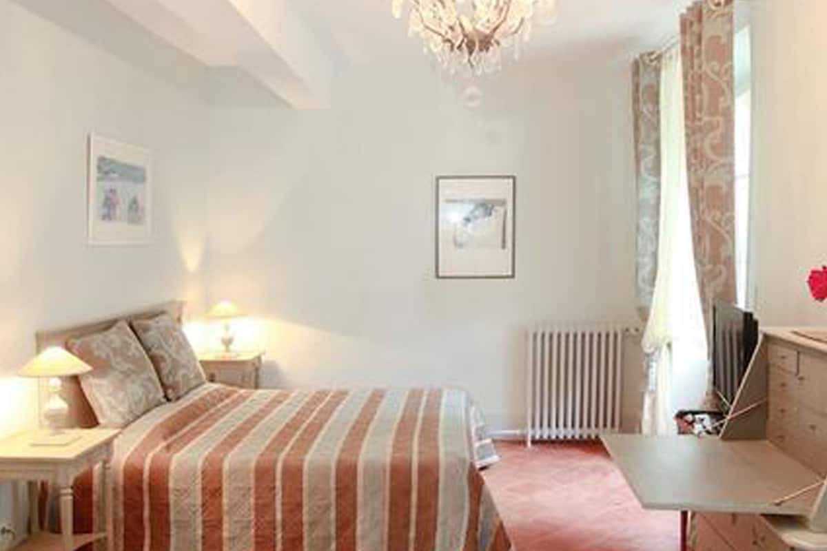 Room Canal du Midi | Premium bedding, desk, soundproofing, iron/ironing board (on request)
